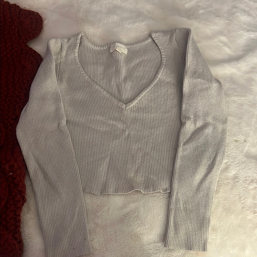 Light Gray V-Neck Sweater with Long Sleeves and Slim Fit